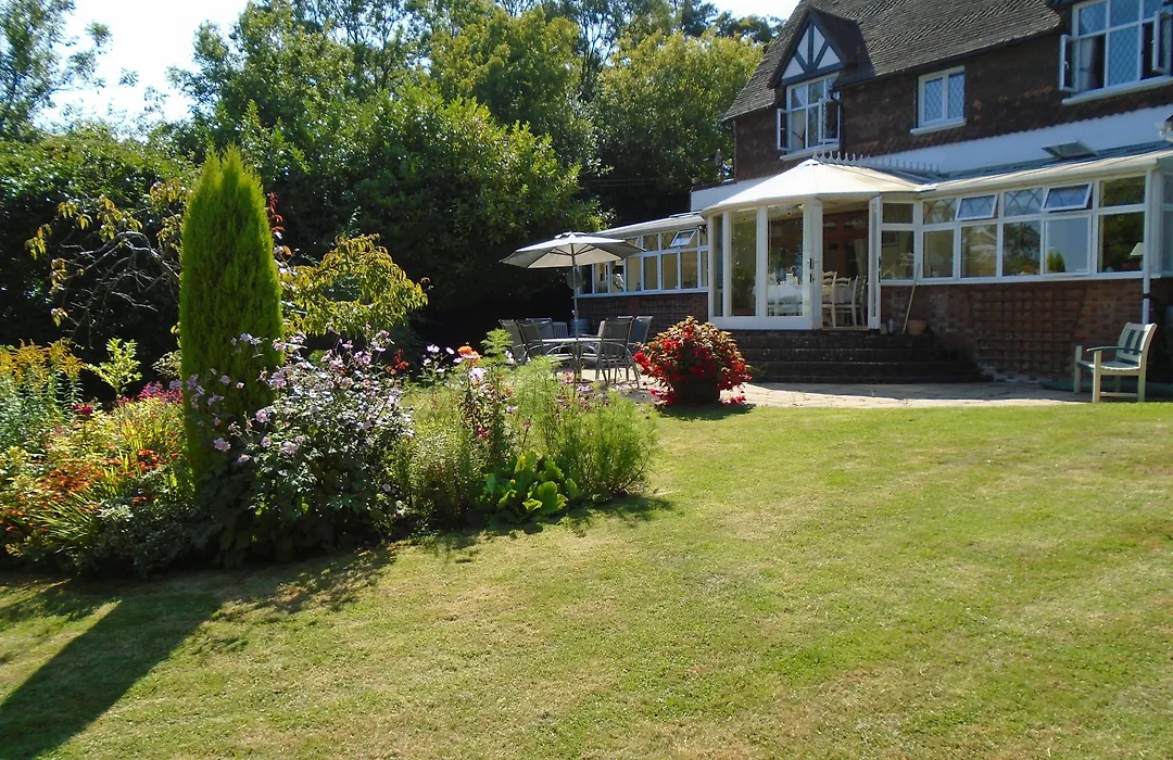 Trumbles Gatwick B&B, Peaceful Stay With Parking & Easy Airport Access-1