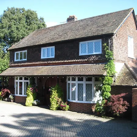 Trumbles Gatwick B&B, Peaceful Stay With Parking & Easy Airport Access-3