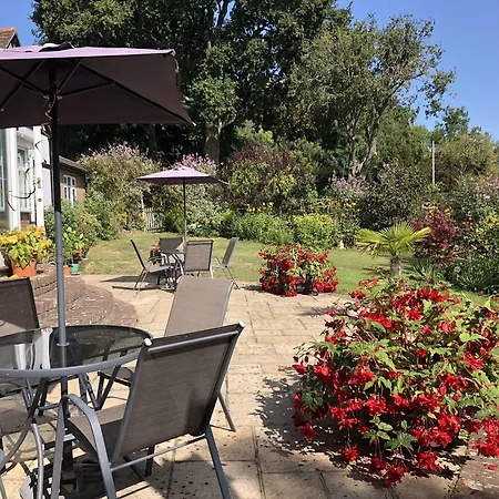 Trumbles Gatwick B&B, Peaceful Stay With Parking & Easy Airport Access-2